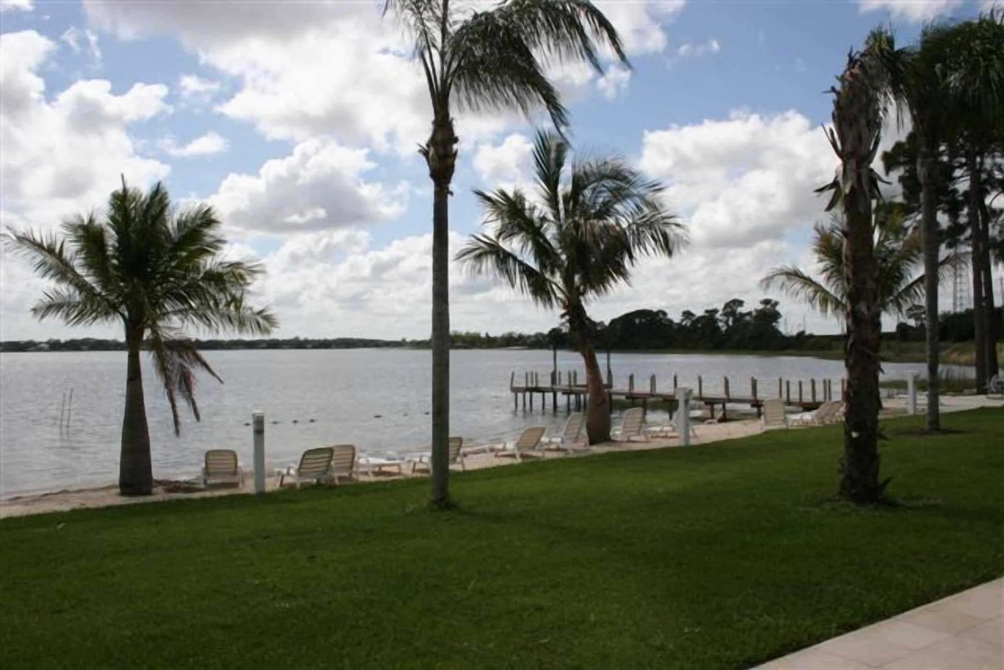 Playa Lake Grassy Inn & Suites