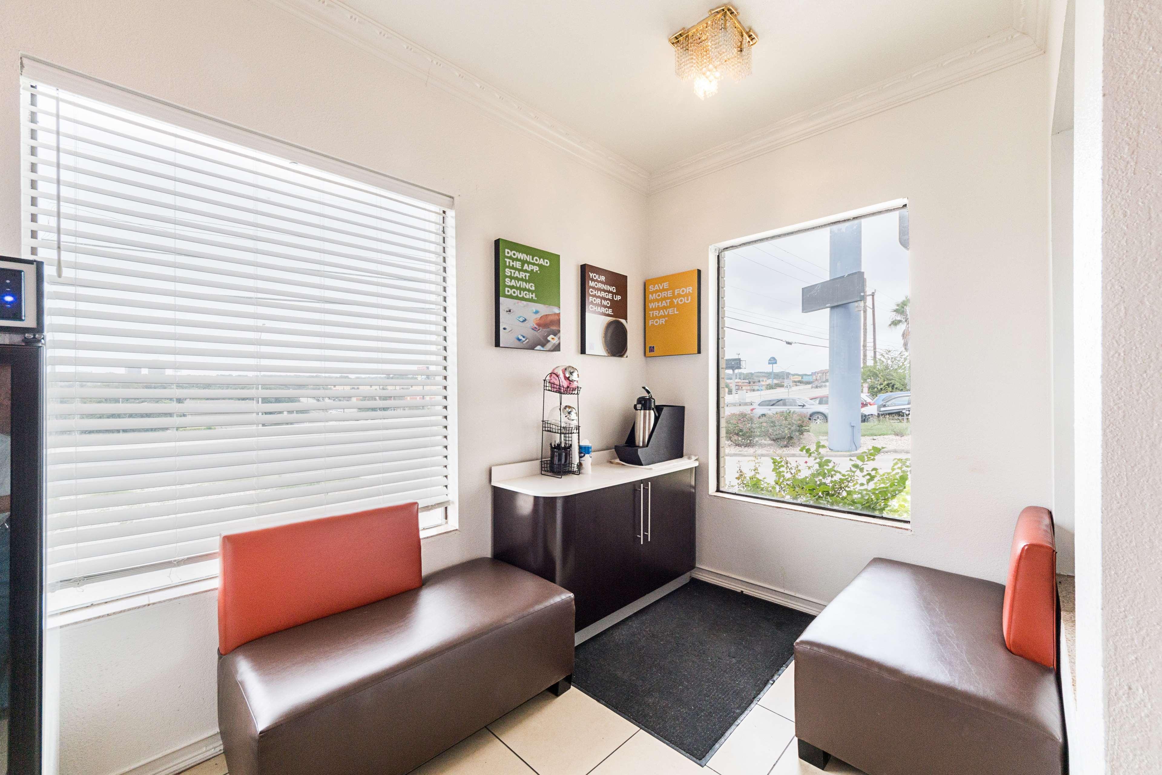 Vista Lobby Motel 6 San Antonio, TX - Fiesta Trails