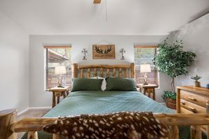 Alquiler Vacacional - Hilltop Hideaway: Pine Paradise, Spacious Deck, Walk to Rainbow Lake