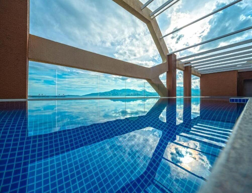 Vista Piscina The Aurora Subic Hotel Managed by HII