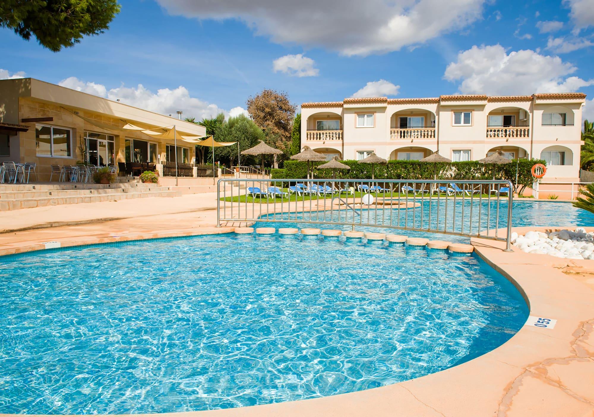 Vista Piscina Apartamentos Sol Romántica by DOT Suites