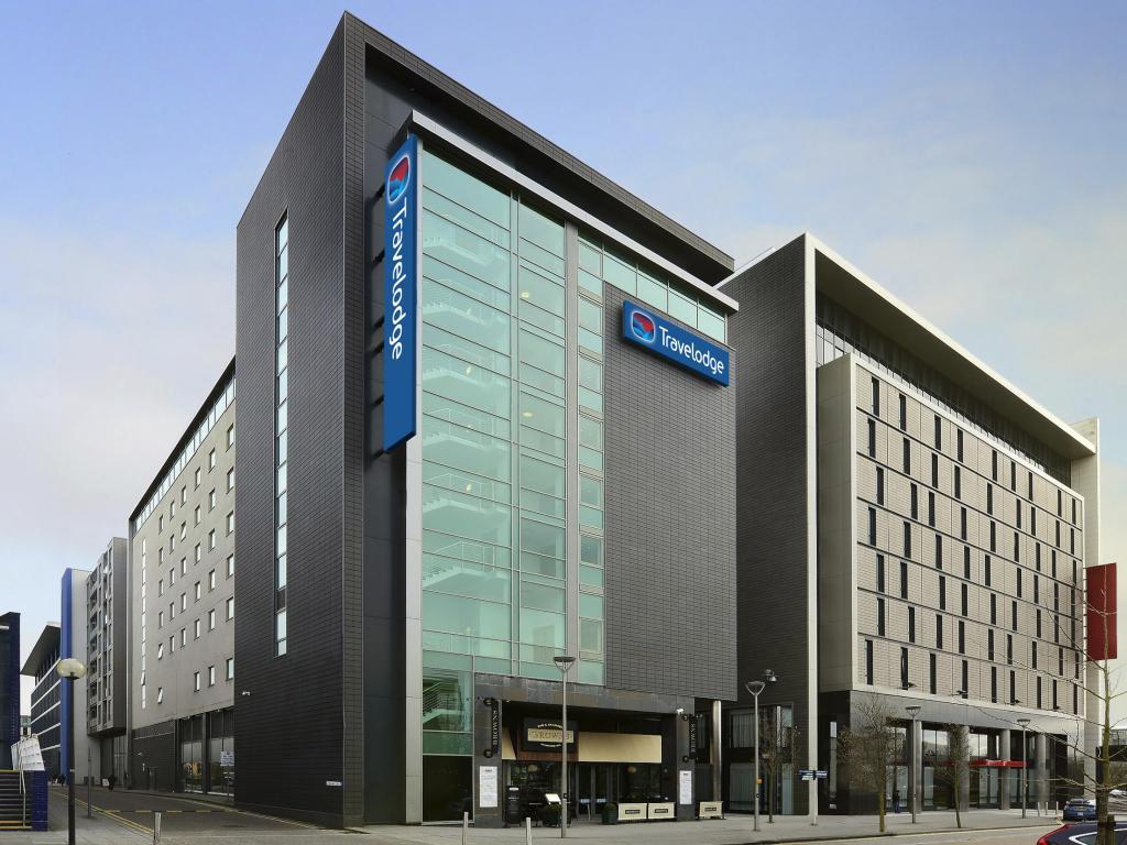 Vista Exterior Travelodge Milton Keynes at The Hub