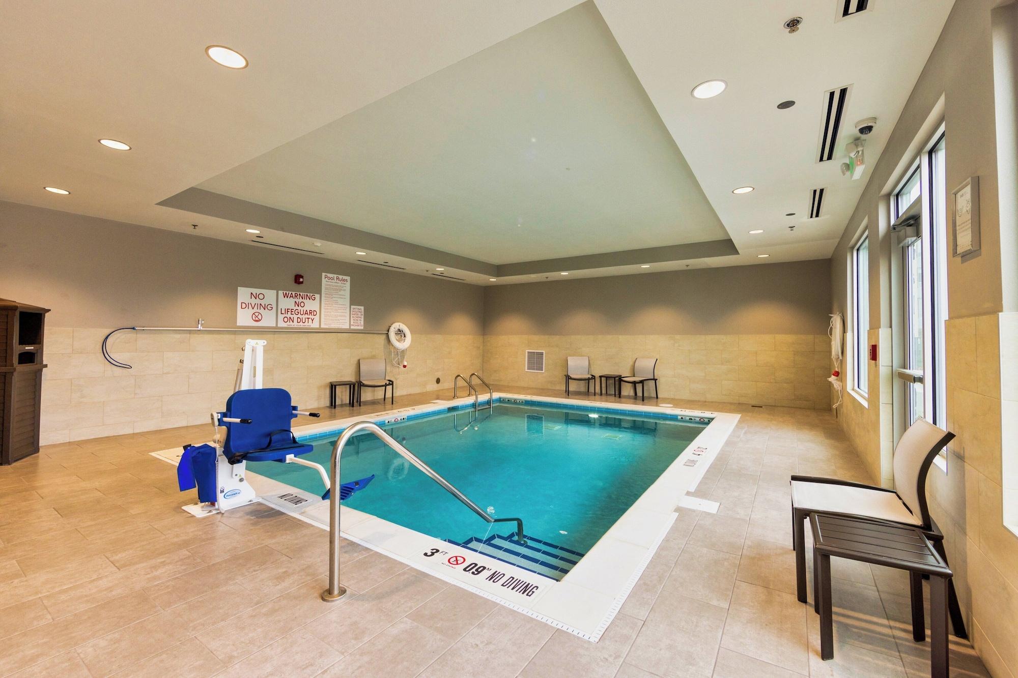 Vista Piscina avid hotel Denver Airport Area by IHG