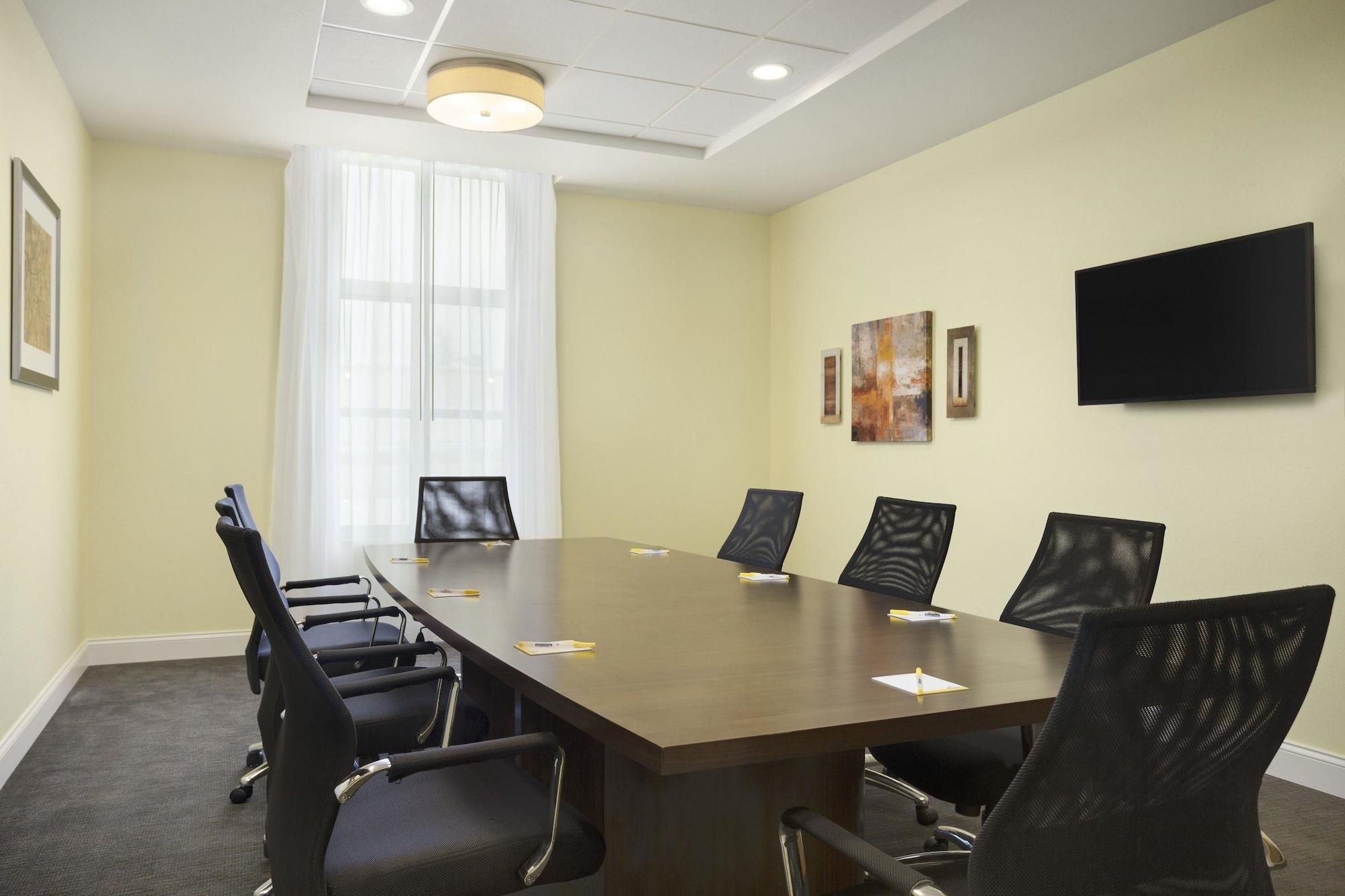 Sala de Reuniones Days Inn & Suites by Wyndham Belmont