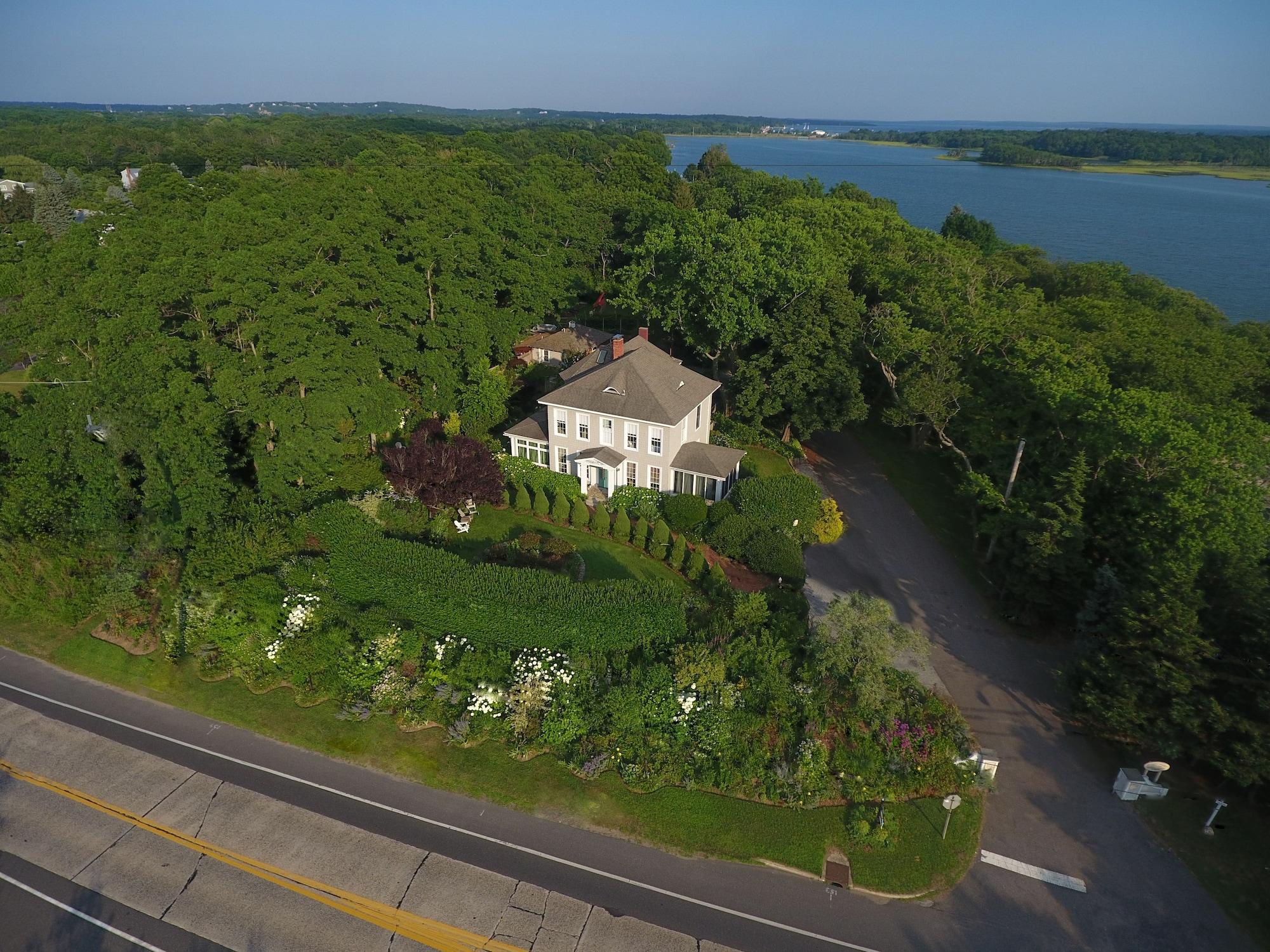 Varios Shorecrest Bed and Breakfast