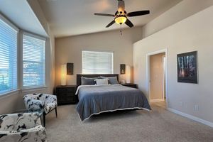 Alquiler Vacacional - Relaxing and Inviting Home with 2 Prime Suites on 2.5 acres. Plenty of parking.