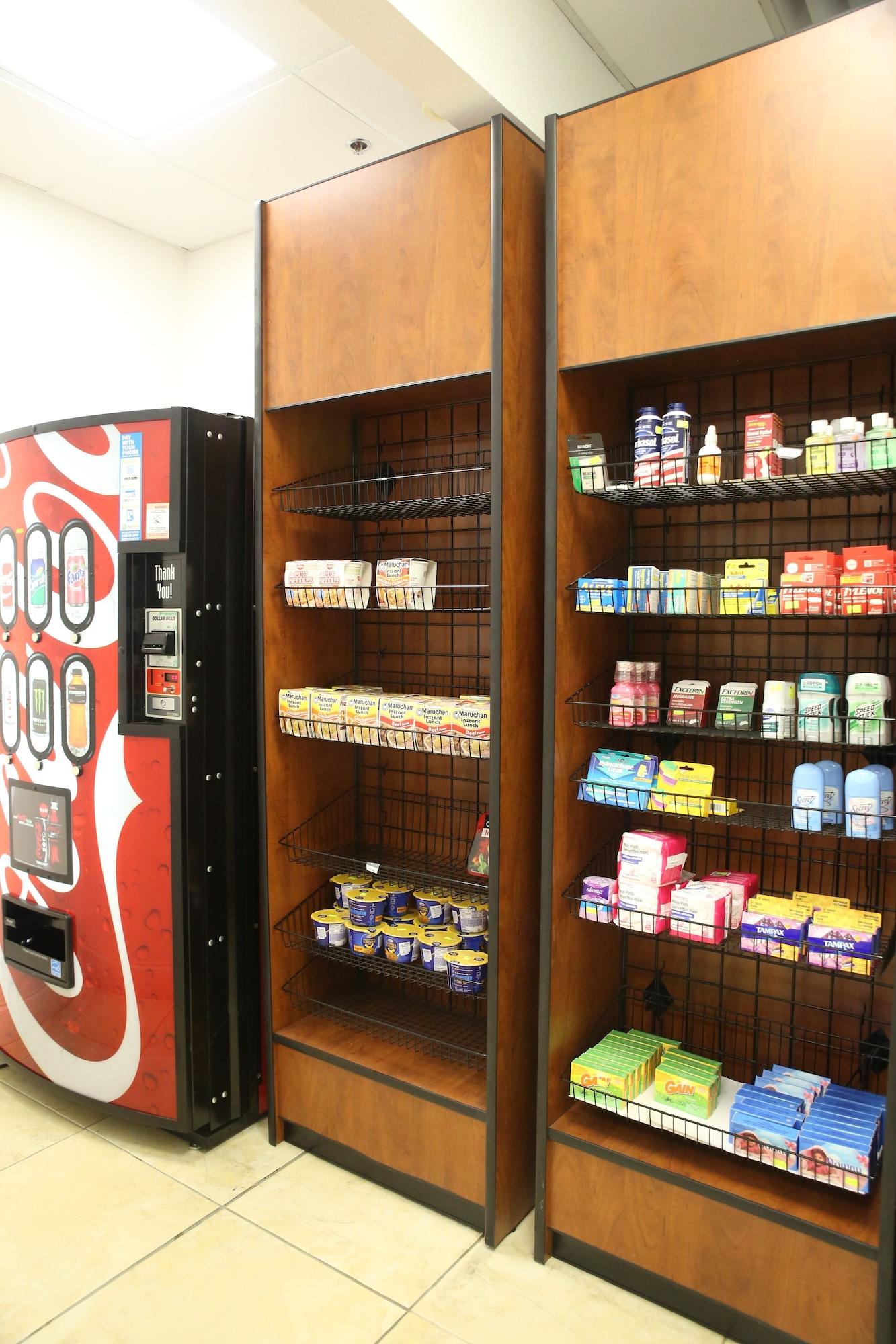 Bar/Salón Quality Inn Fayetteville near Historic Downtown Square