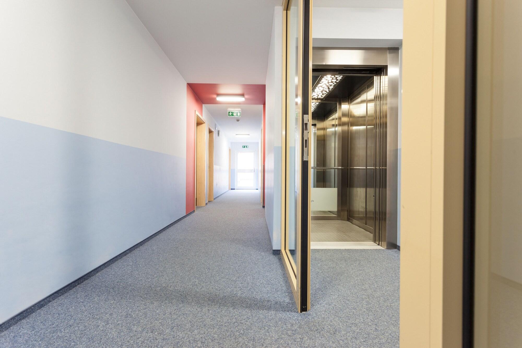Varios Hotel Mit-Mensch