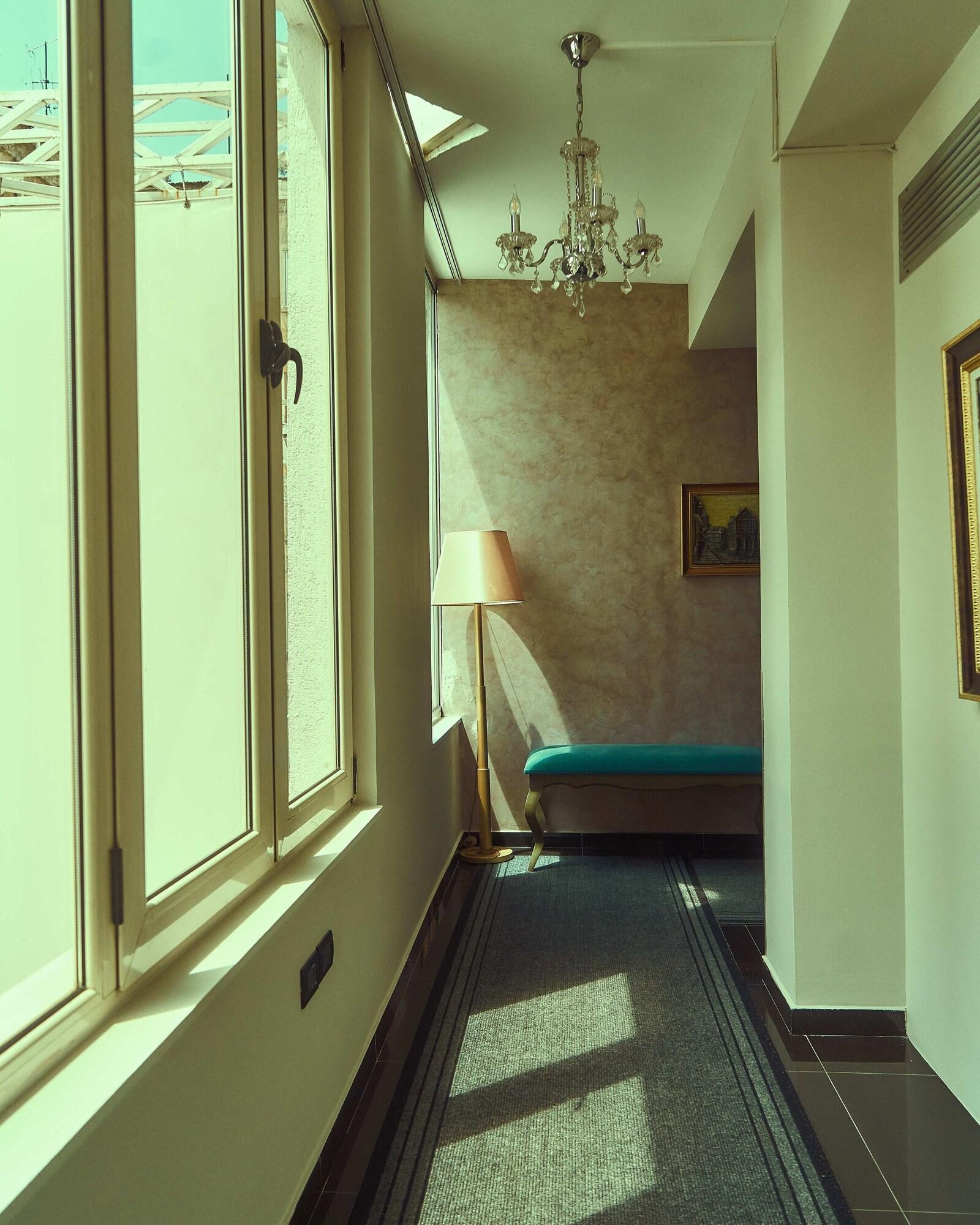 Varios Royal Vila Hotel