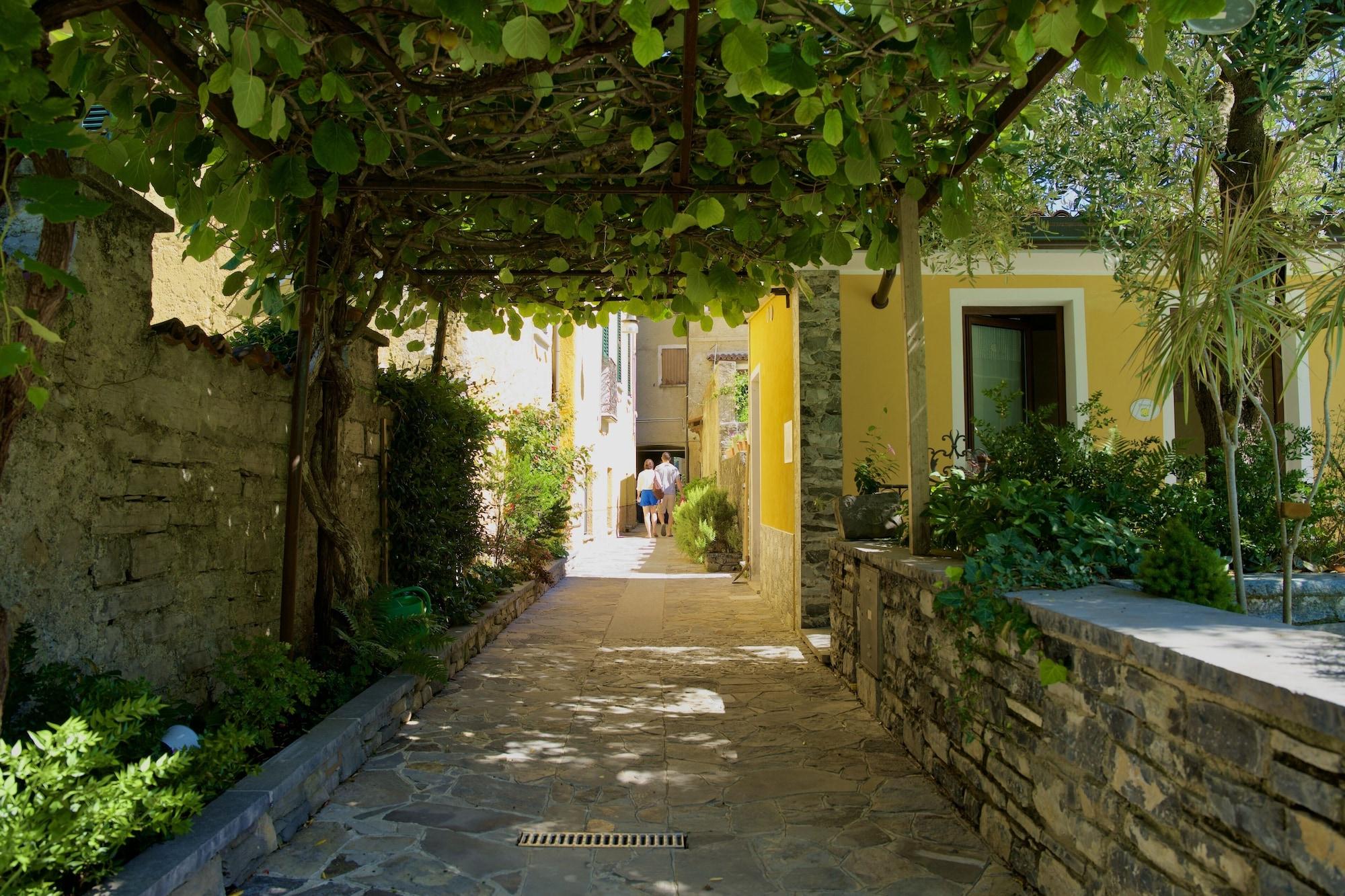 Vista Exterior Hotel Diffuso Il Portichetto sulla collina a Vezio Perledo