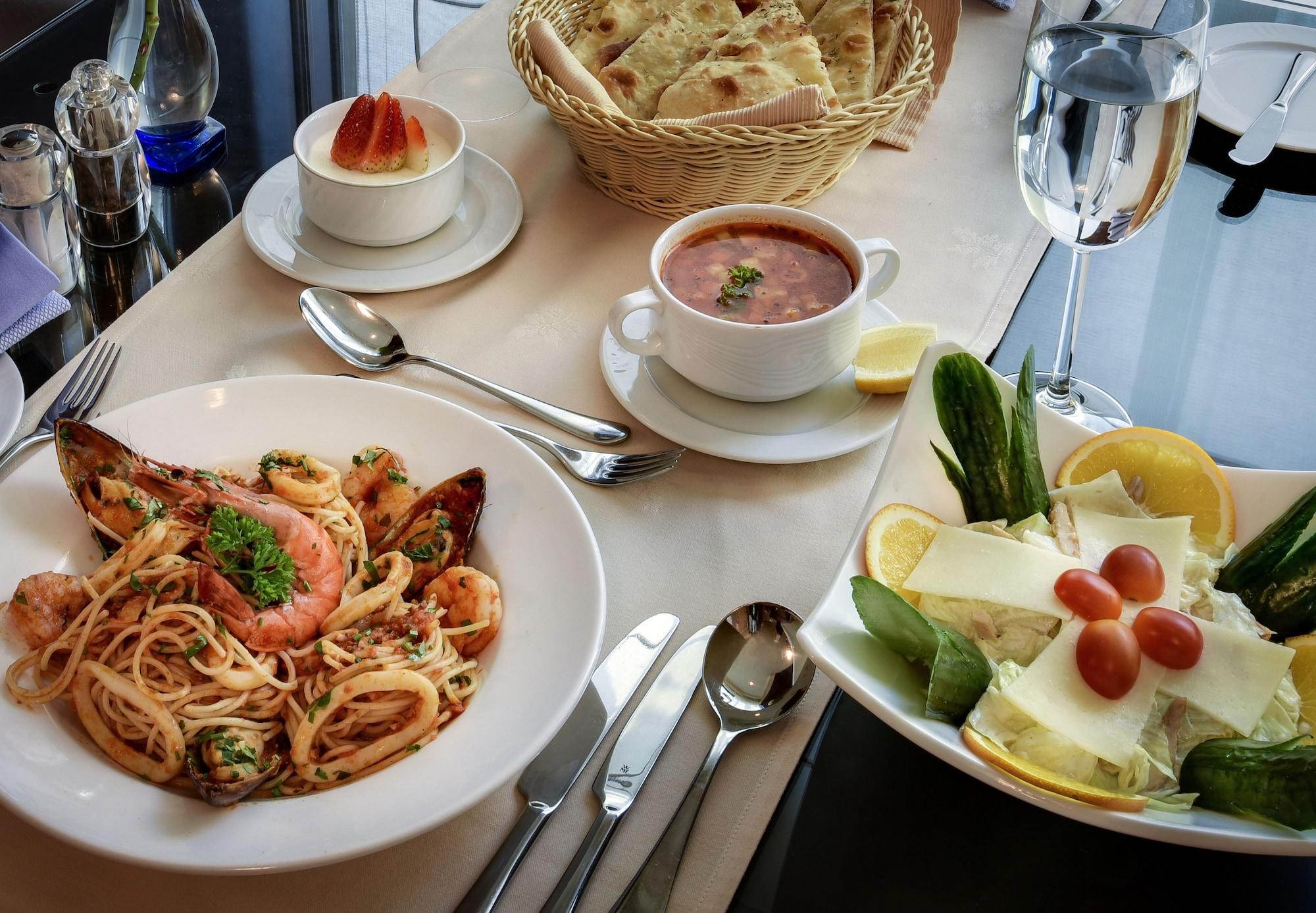 Restaurant Ramada by Wyndham Continental Jeddah