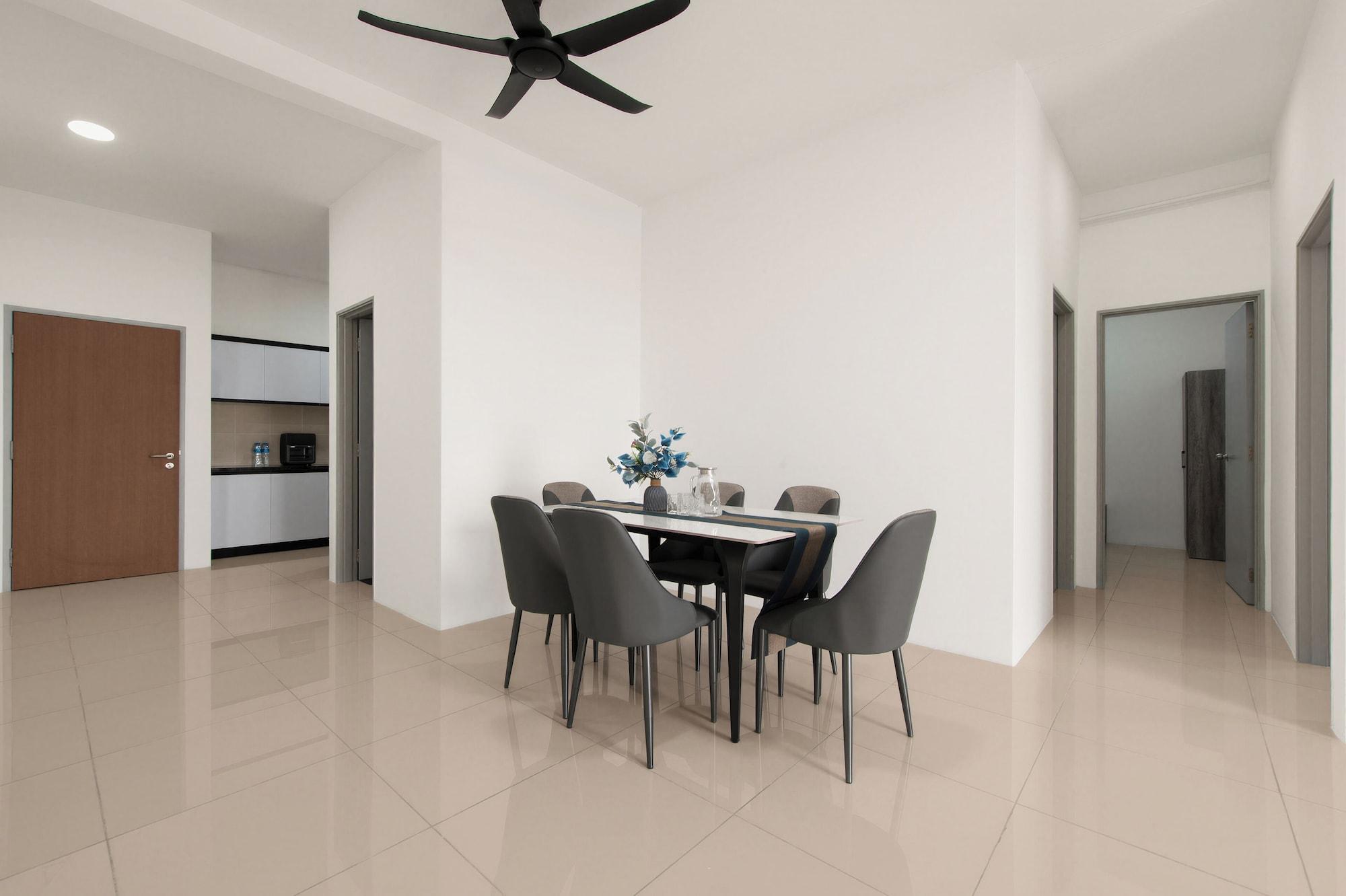 Restaurant KLIA Residensi---15minutes drive to KLIA