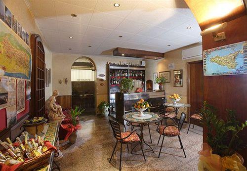 Bar/Salón Hotel Natalina