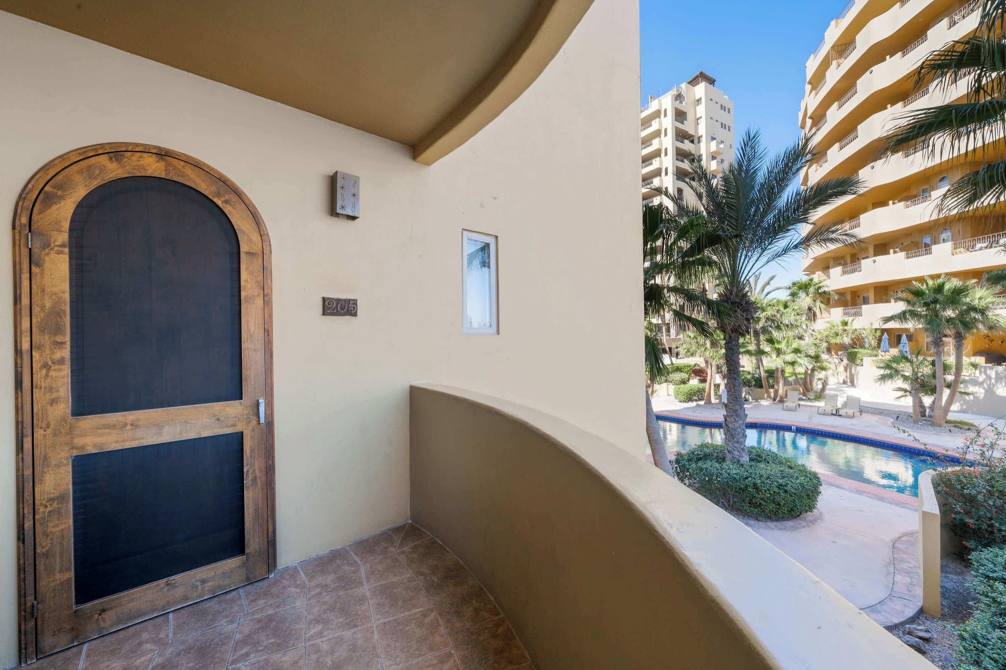 Vista Piscina Bella A205  B104  B301