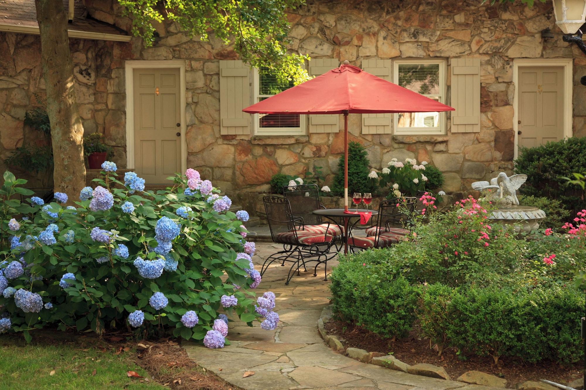 Vista Exterior Chanticleer Inn Bed & Breakfast