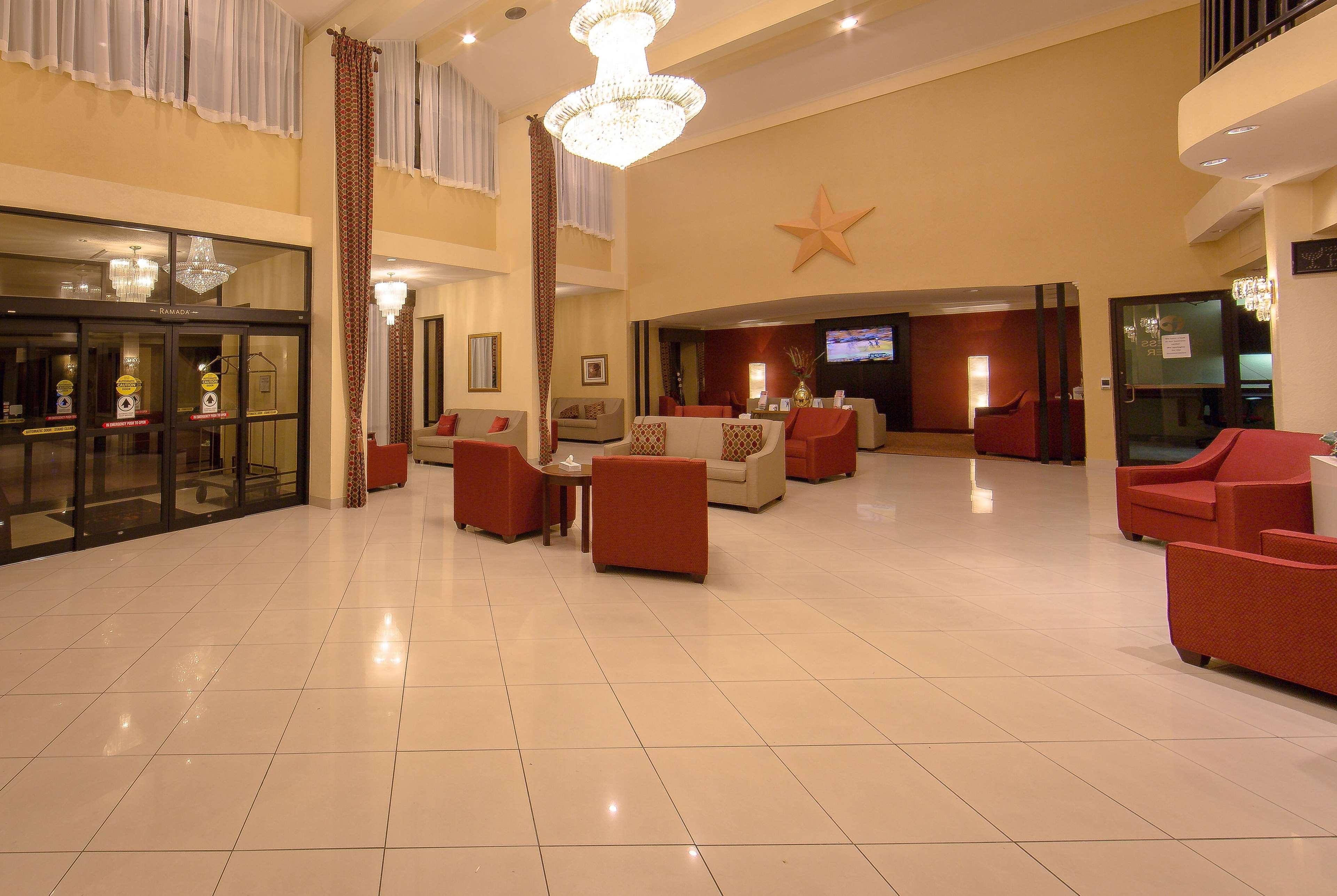 Vista Lobby Ramada by Wyndham Houston Intercontinental Airpt E