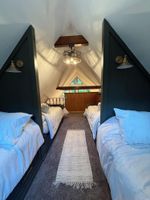 Alquiler Vacacional - Charming lake front 3-bedroom/loft cabin w/ AC, WiFi in delightful Cub Run, KY.