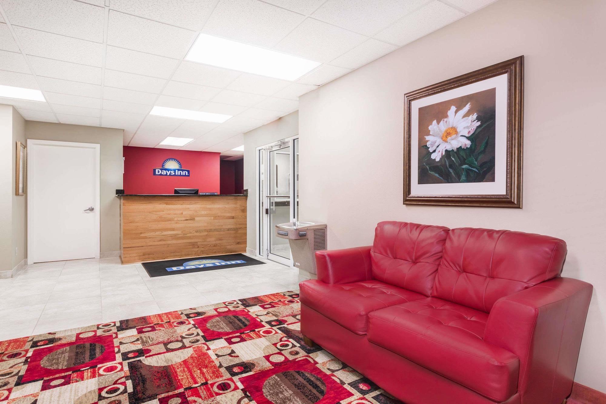 Vista Lobby Days Inn by Wyndham Trenton