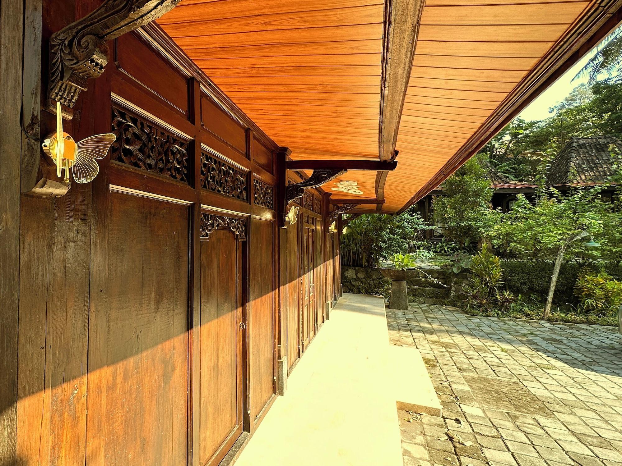 Vista Exterior Puunee Wild River Resto & Villa's