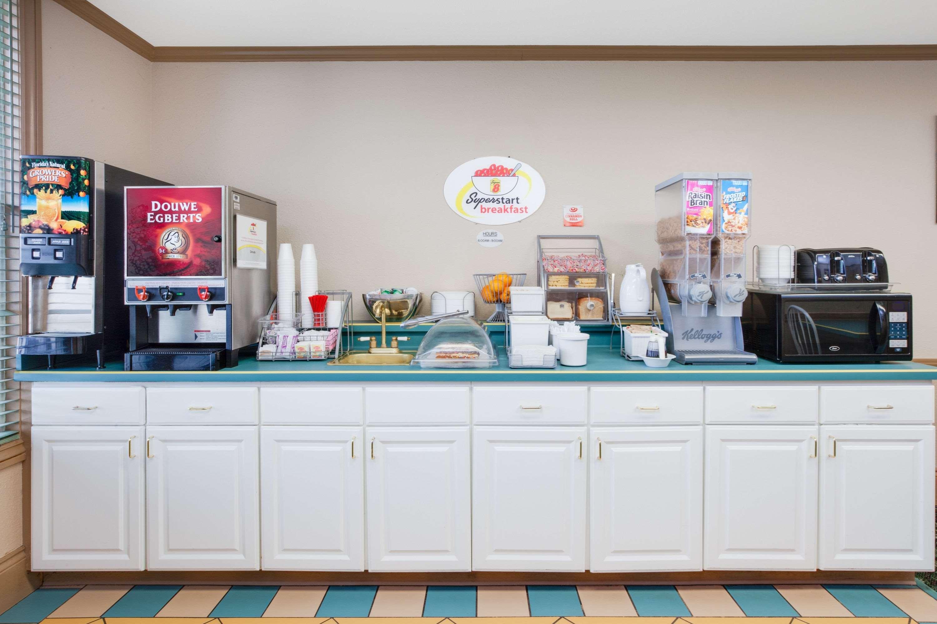 Restaurant Super 8 by Wyndham Brooklyn