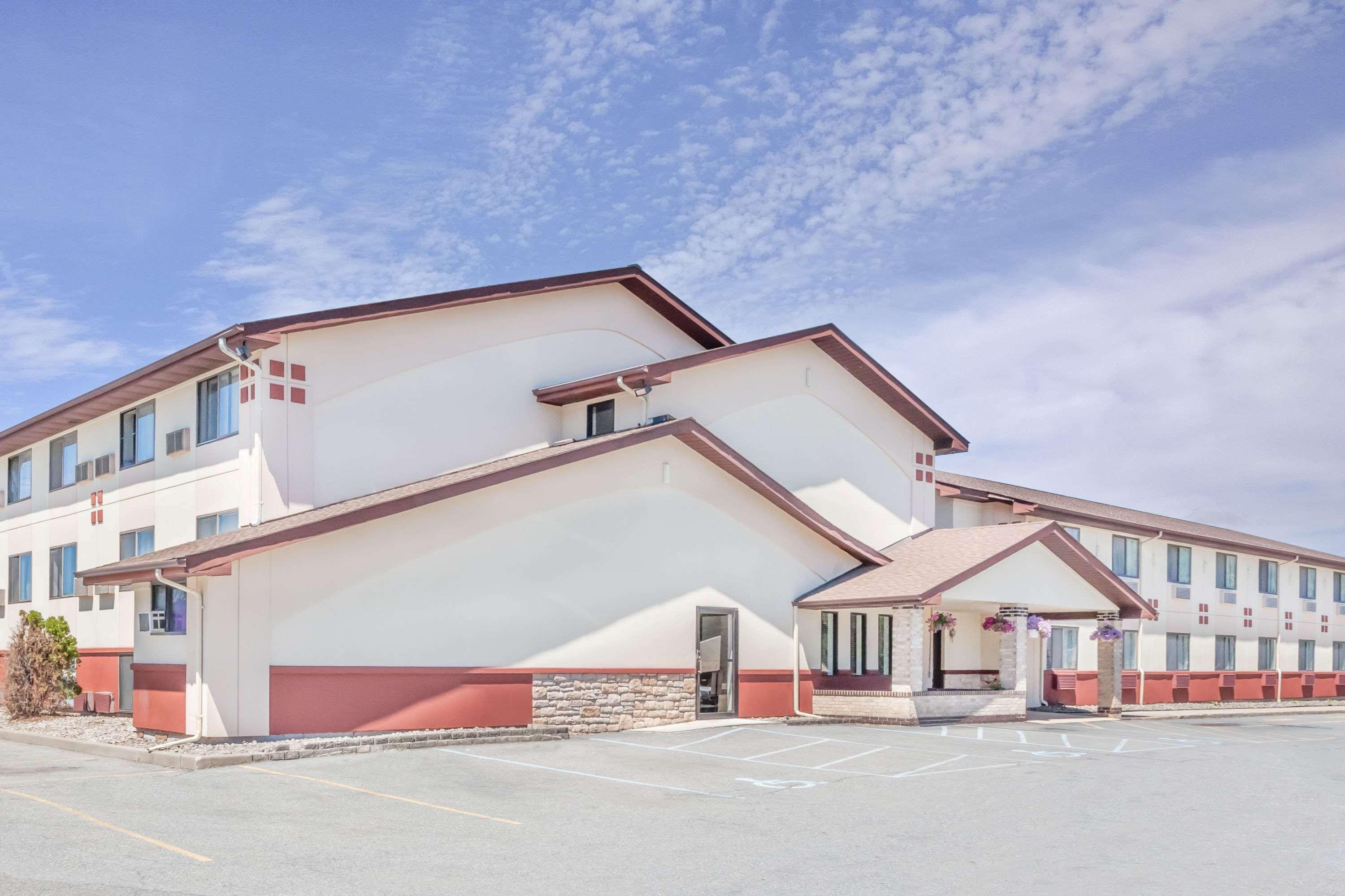 Vista Exterior Super 8 by Wyndham Montgomery Maybrook