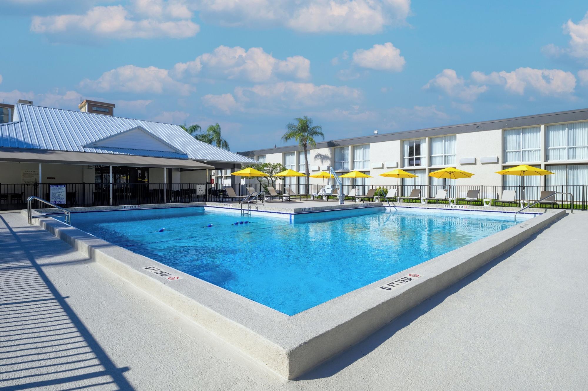 Vista Piscina B&B Hotel Orlando International Drive Near Universal - Newly Renovated!