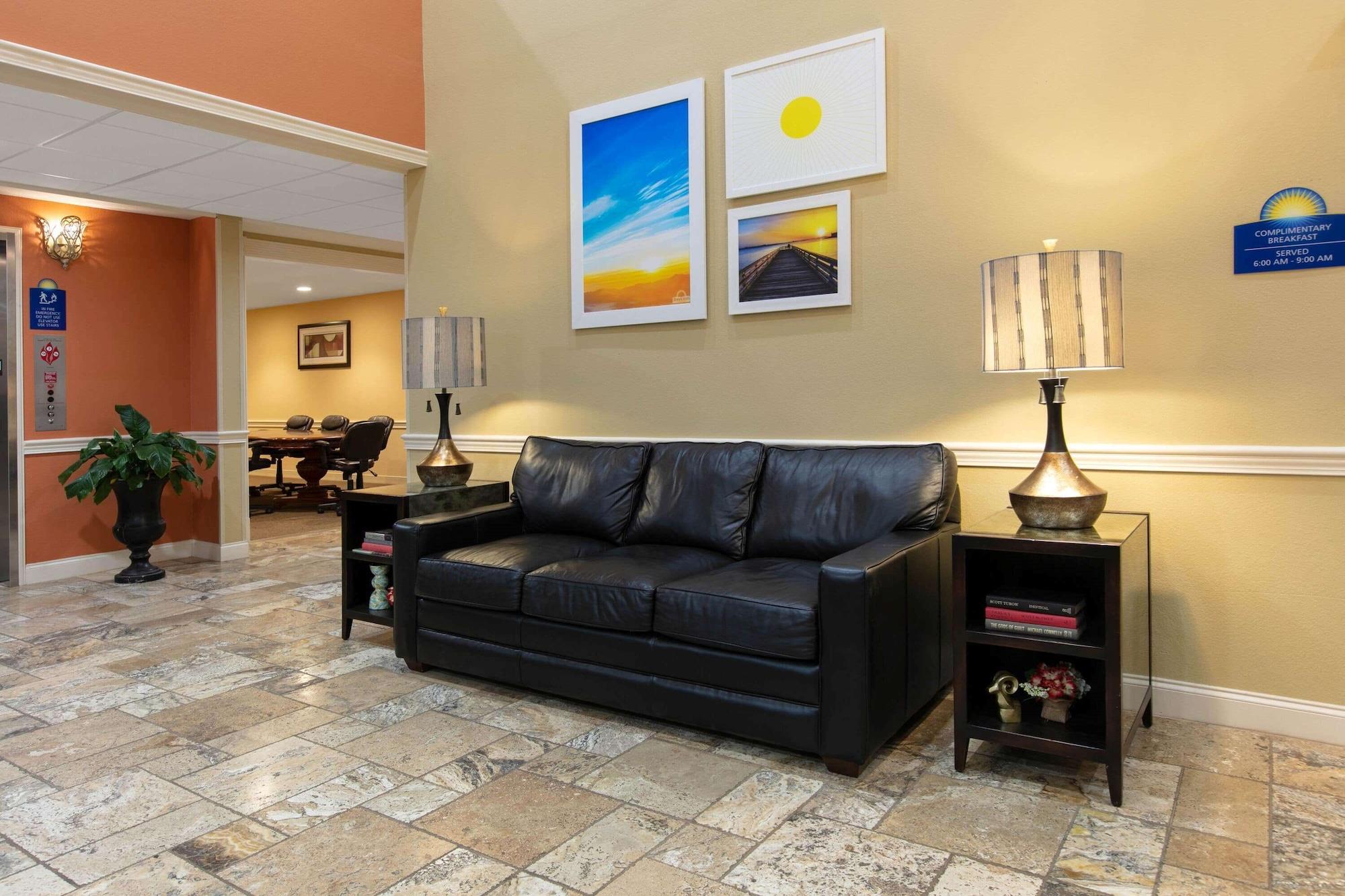Vista Lobby Days Inn & Suites by Wyndham Florence/Jackson Area