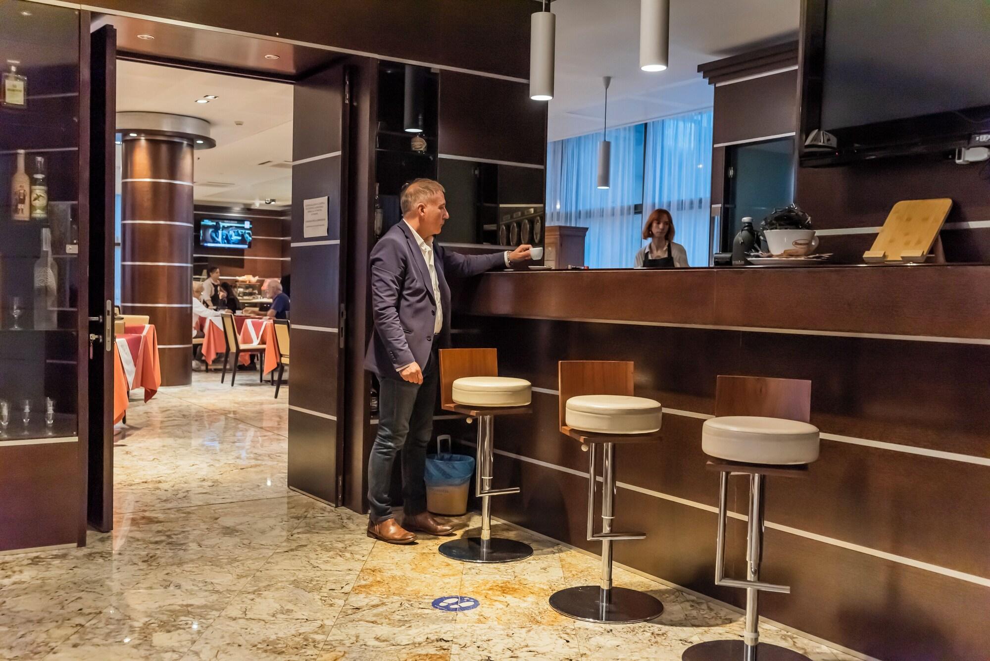 Bar/Salón Dado Hotel International