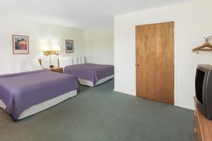 Alojamiento - Redwood Inn