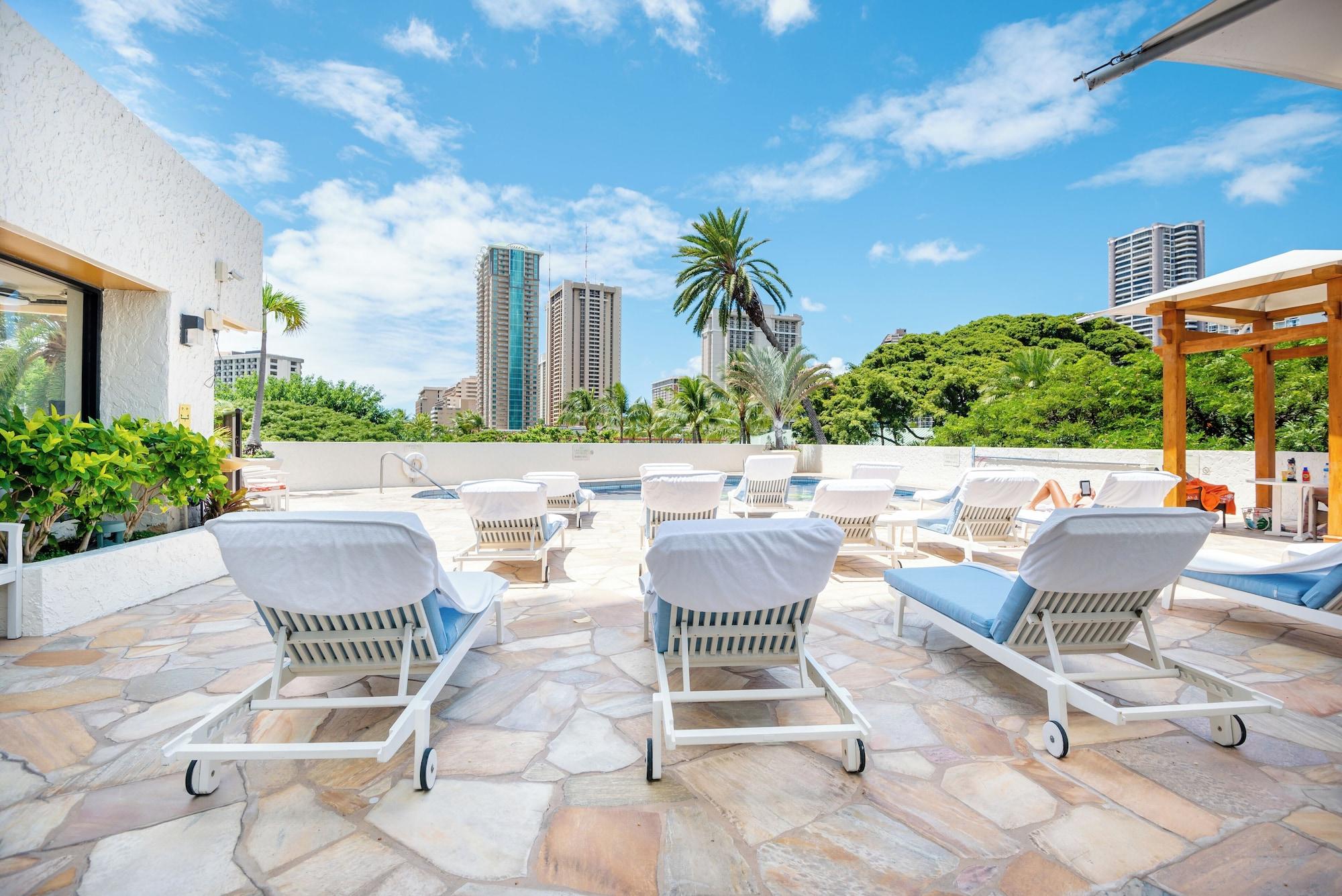 Vista Piscina Luana Waikiki by Tropical Escapes Realty