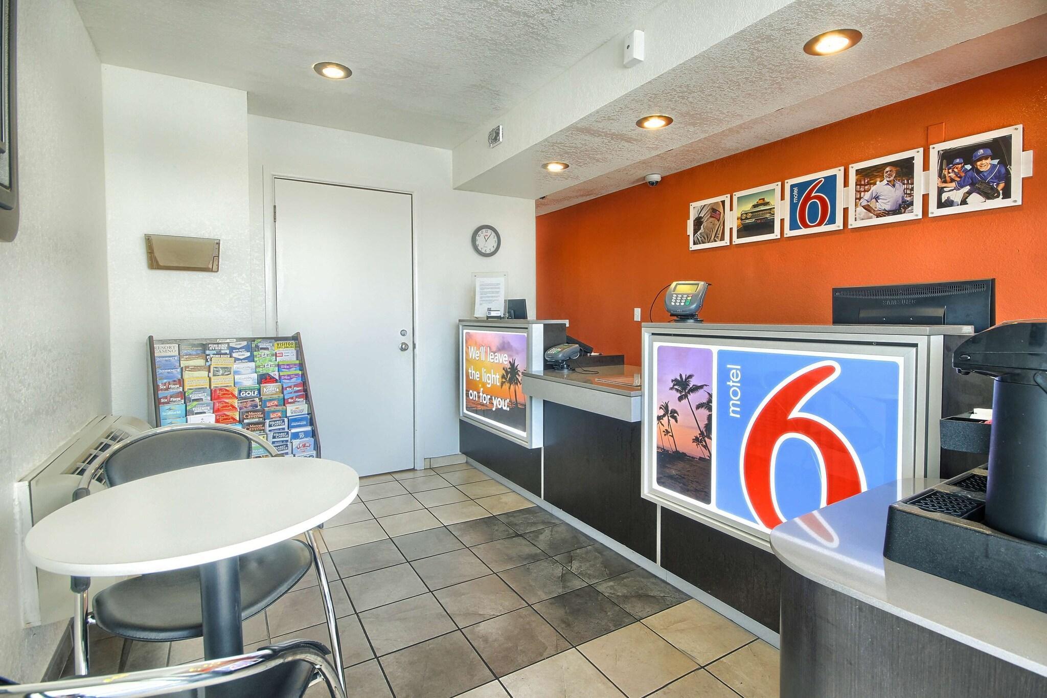 Vista Lobby Motel 6 Fresno, CA - Blackstone North