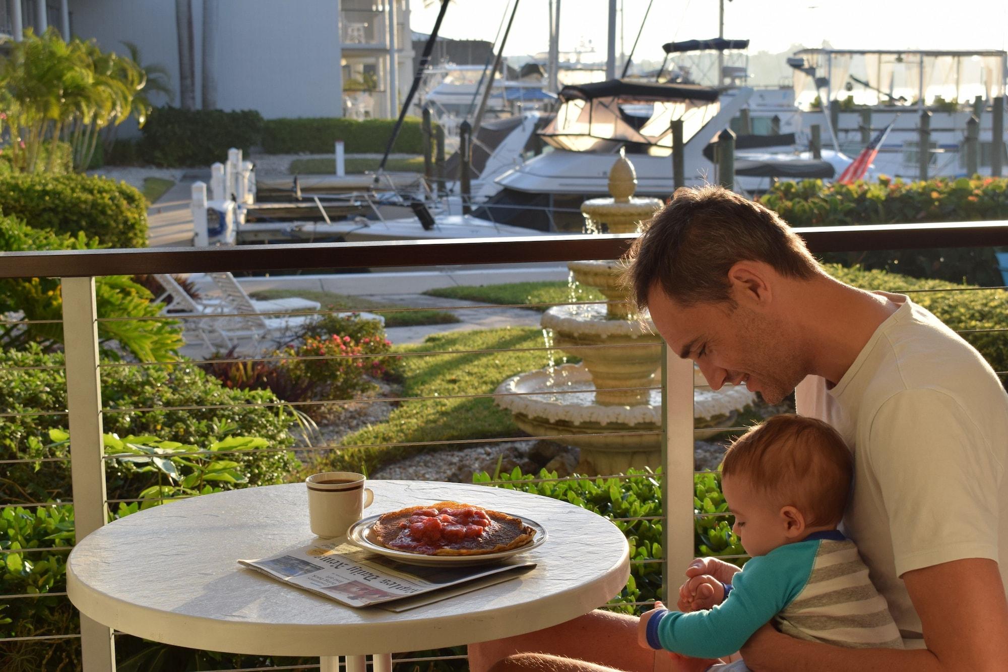 Restaurant Cove Inn on Naples Bay