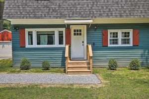 Alquiler Vacacional - Cozy Great Barrington Home ~ 1 Mi to Ski Resort!