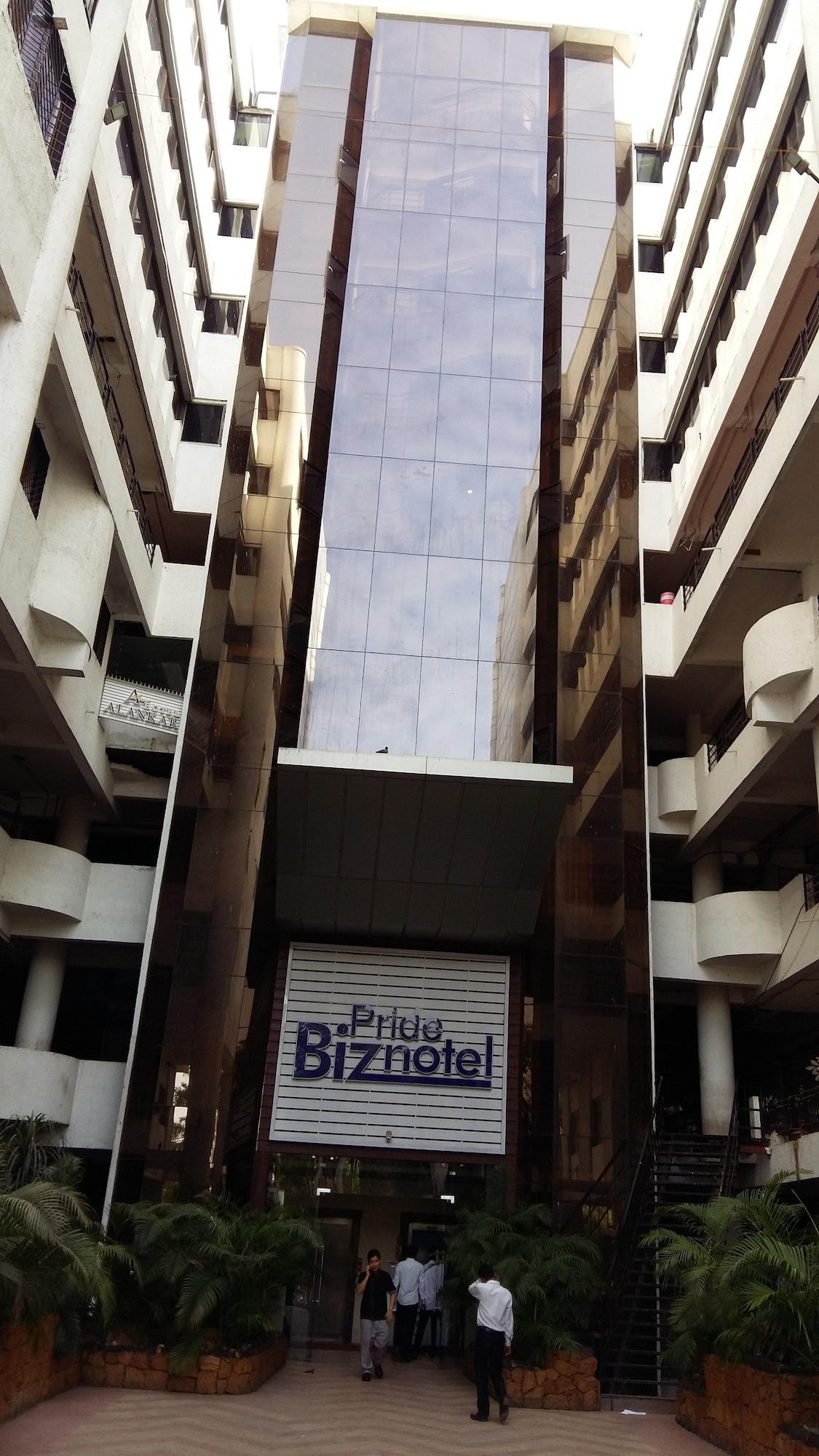 Vista Exterior Pride Biznotel Vadodara
