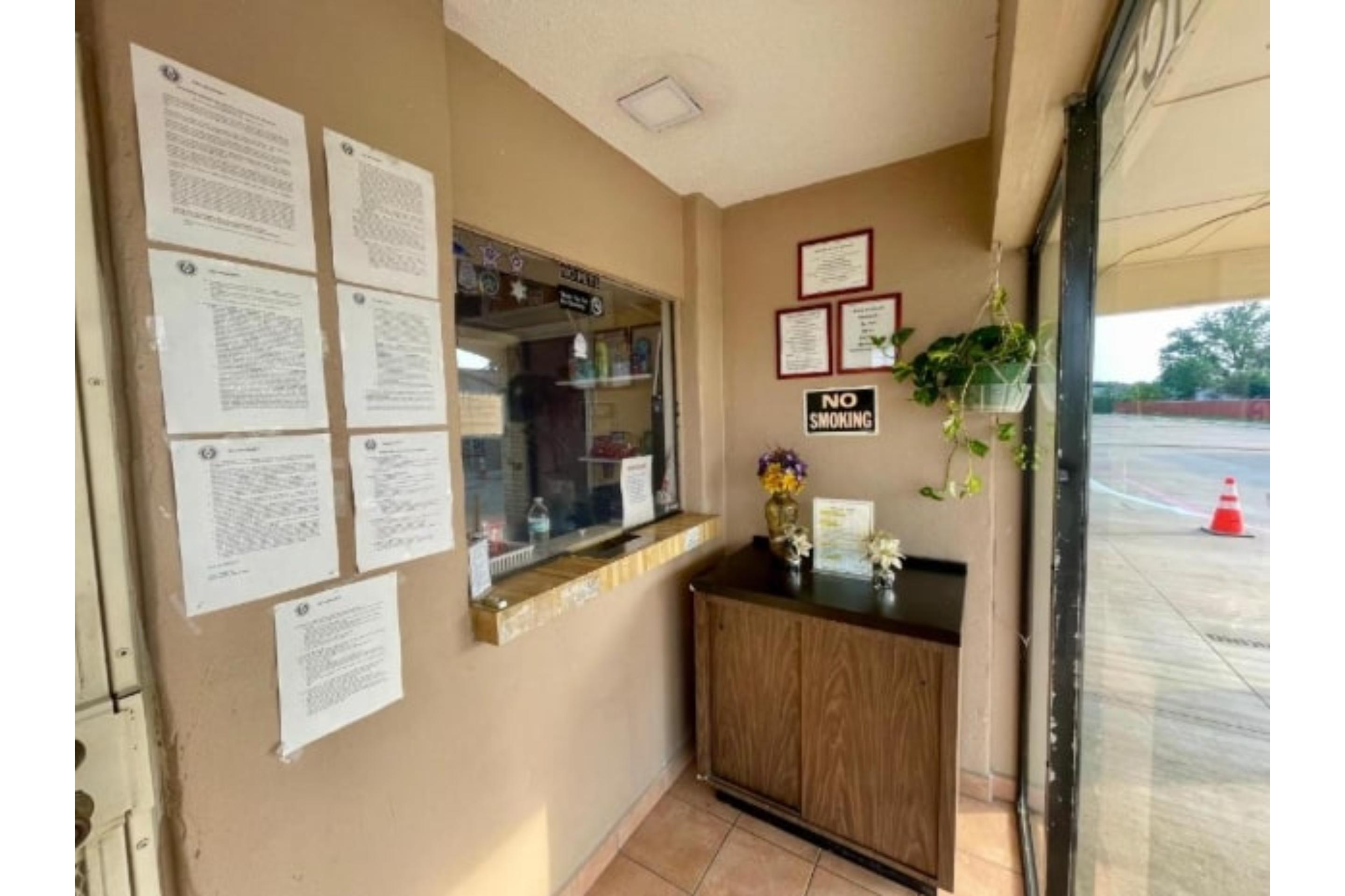 Vista Lobby Golden Inn Dallas by Hotel O