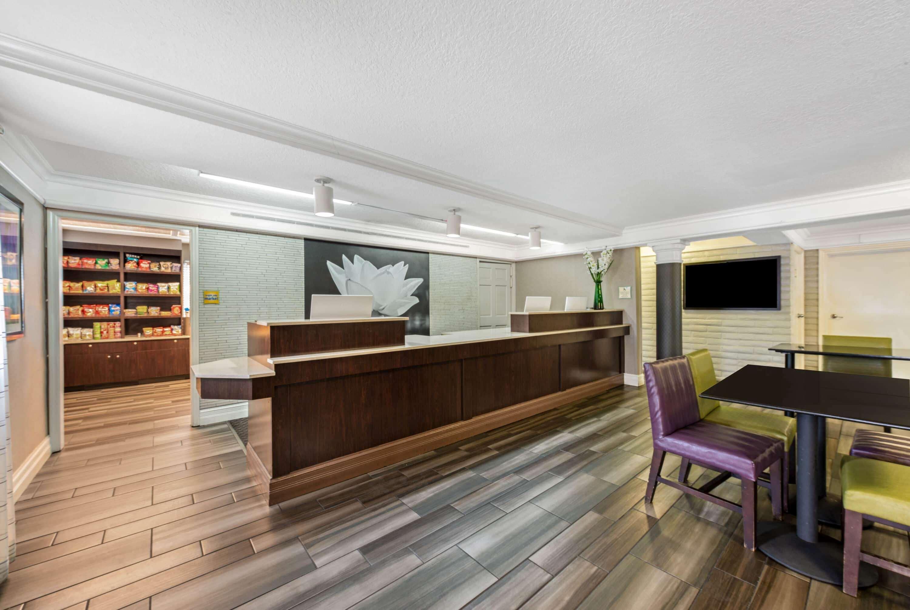 Vista Lobby La Quinta Inn by Wyndham Miami Airport North