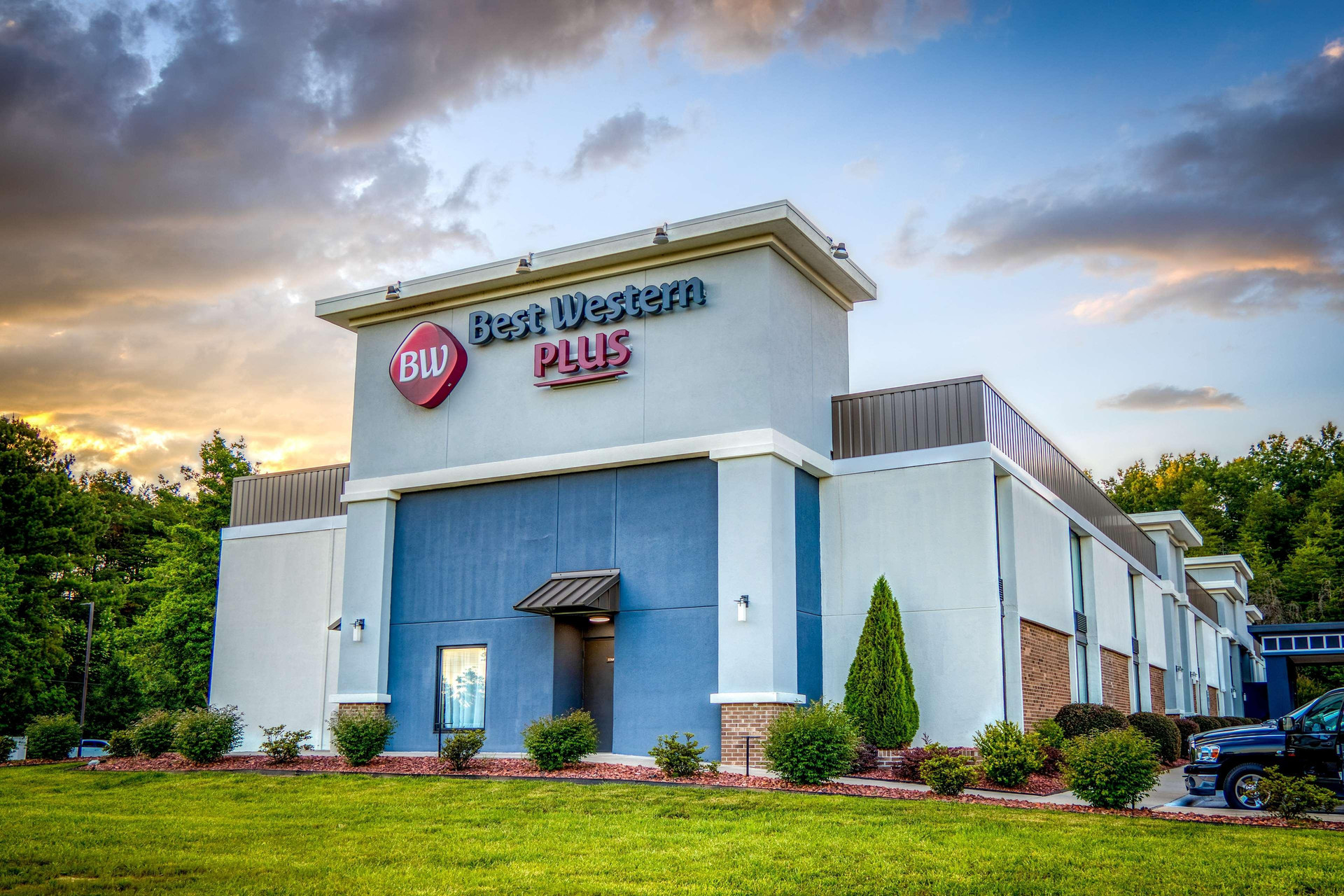 Vista Exterior Best Western Plus Yadkin Valley Inn & Suites