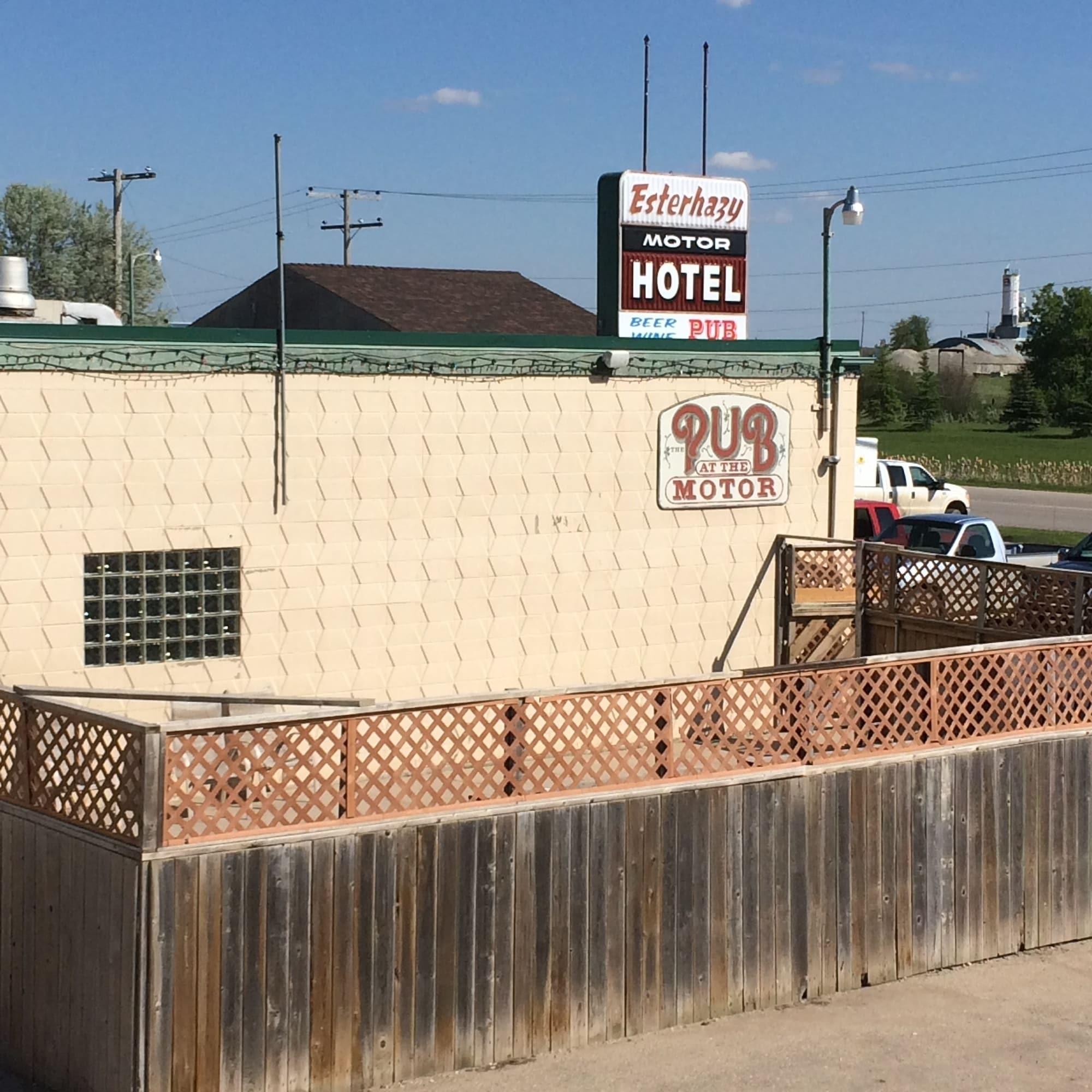 Vista Exterior Esterhazy Motor Hotel