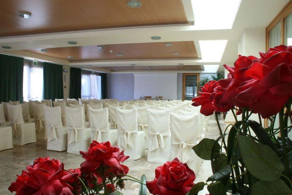 Sala de Reuniones Al Tezzon Hotel