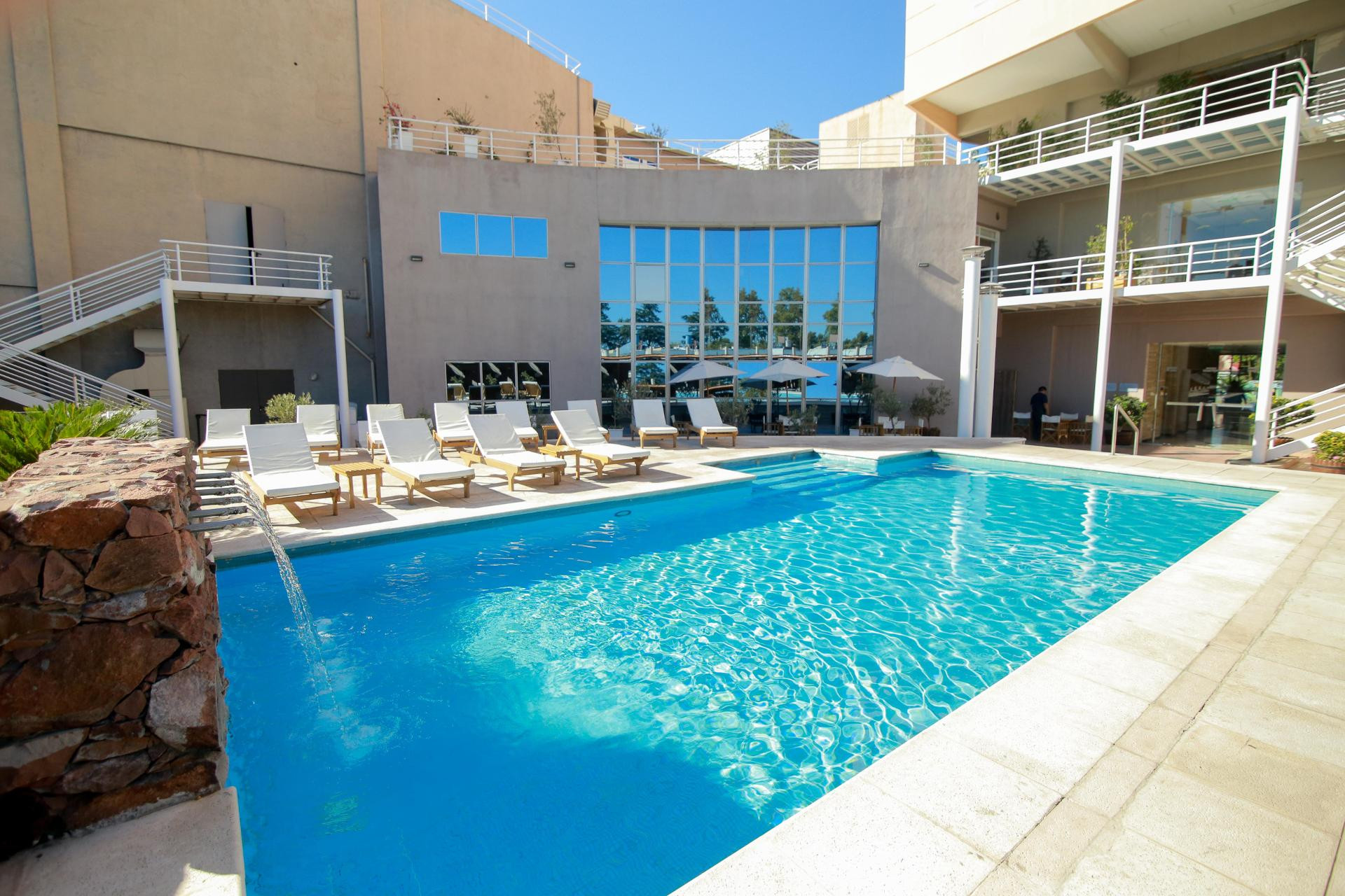 Vista Piscina Tower Inn and Suites
