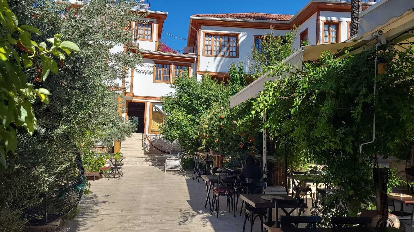 Vista Exterior WOO Town Suites