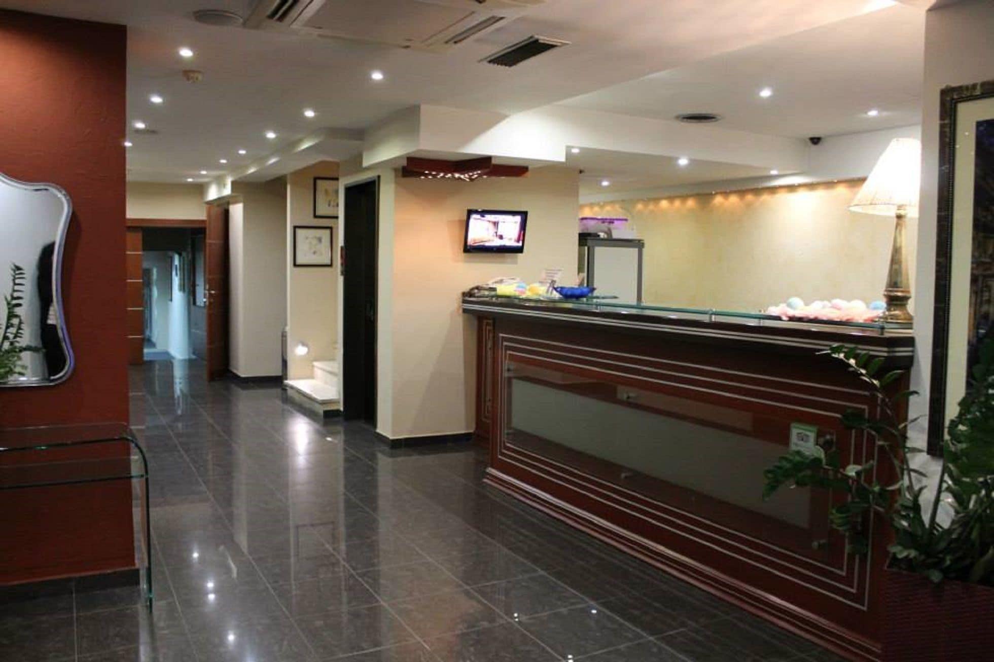 Vista Lobby Carol