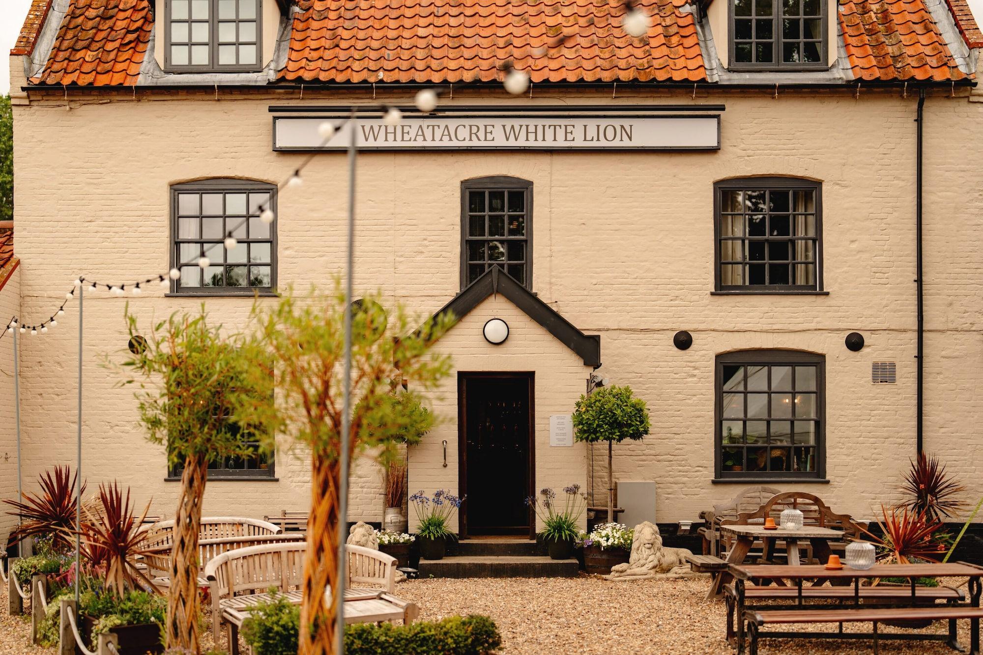 Vista Exterior Wheatacre White Lion