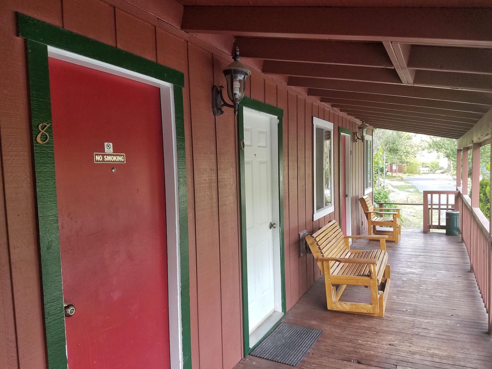 Varios Yosemite Riverside Inn