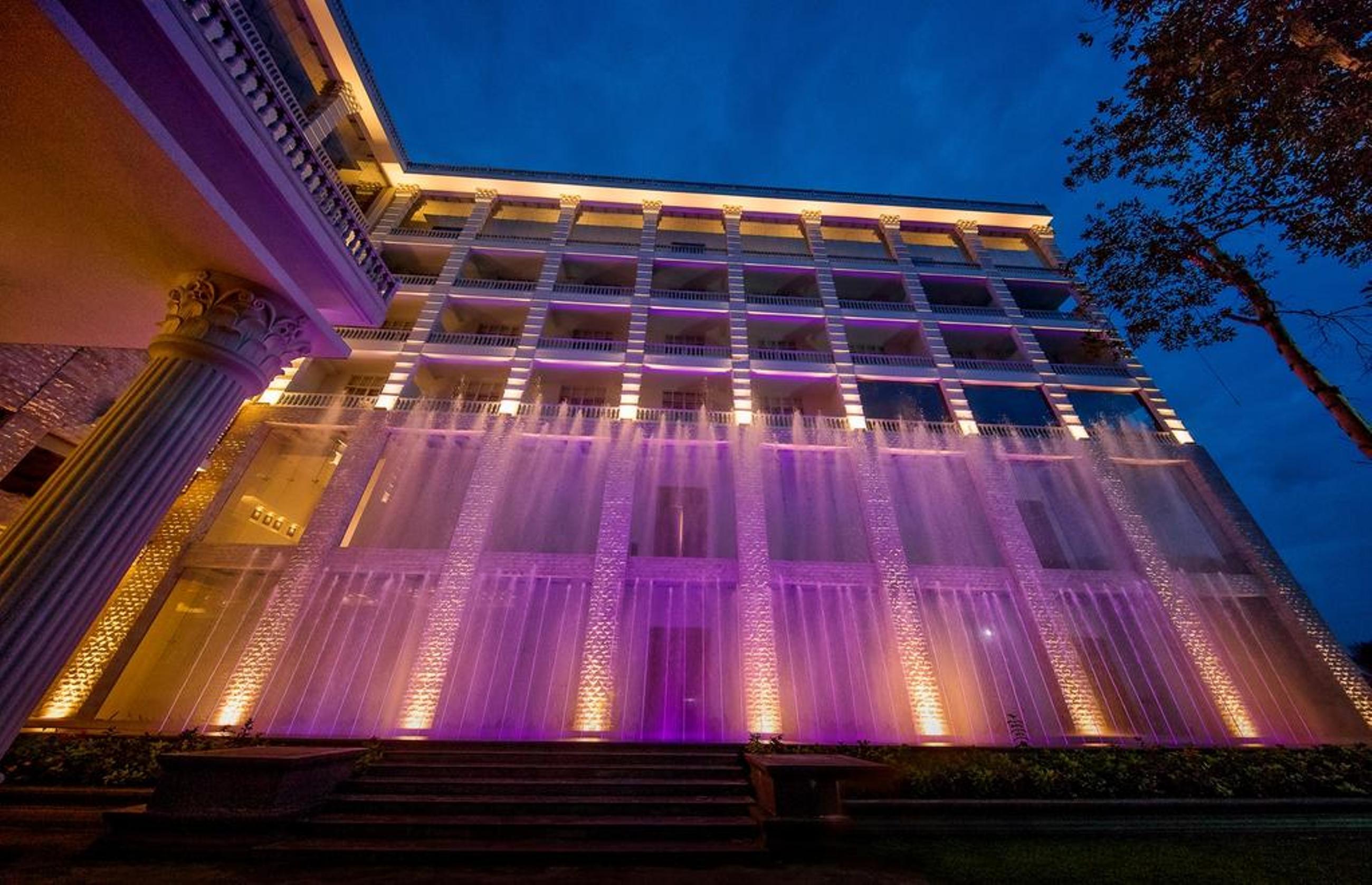 Vista Exterior The Golden Crown Hotel