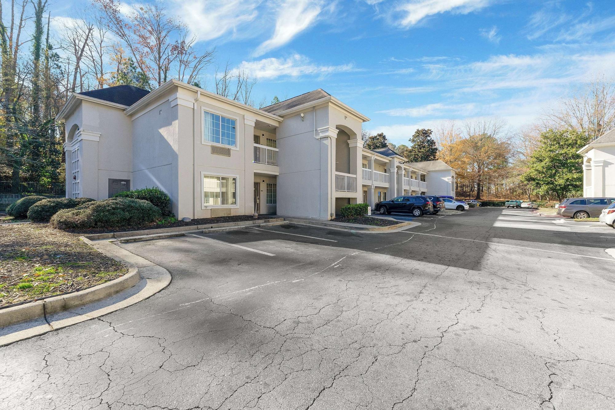 Vista Exterior Studio 6 Tucker, GA - Atlanta Northlake