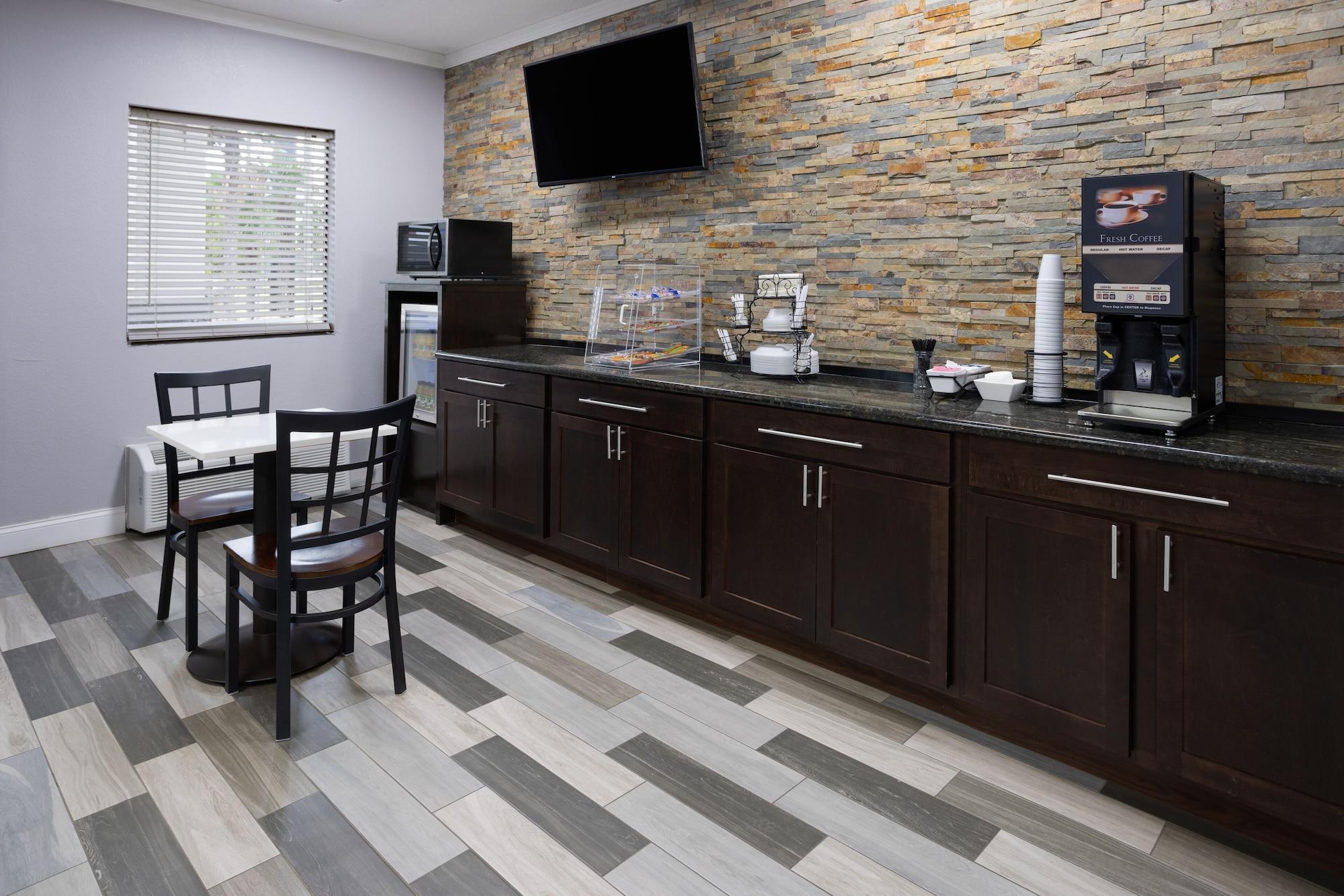 Restaurant Super 8 by Wyndham Perry National Fairground Area I-75