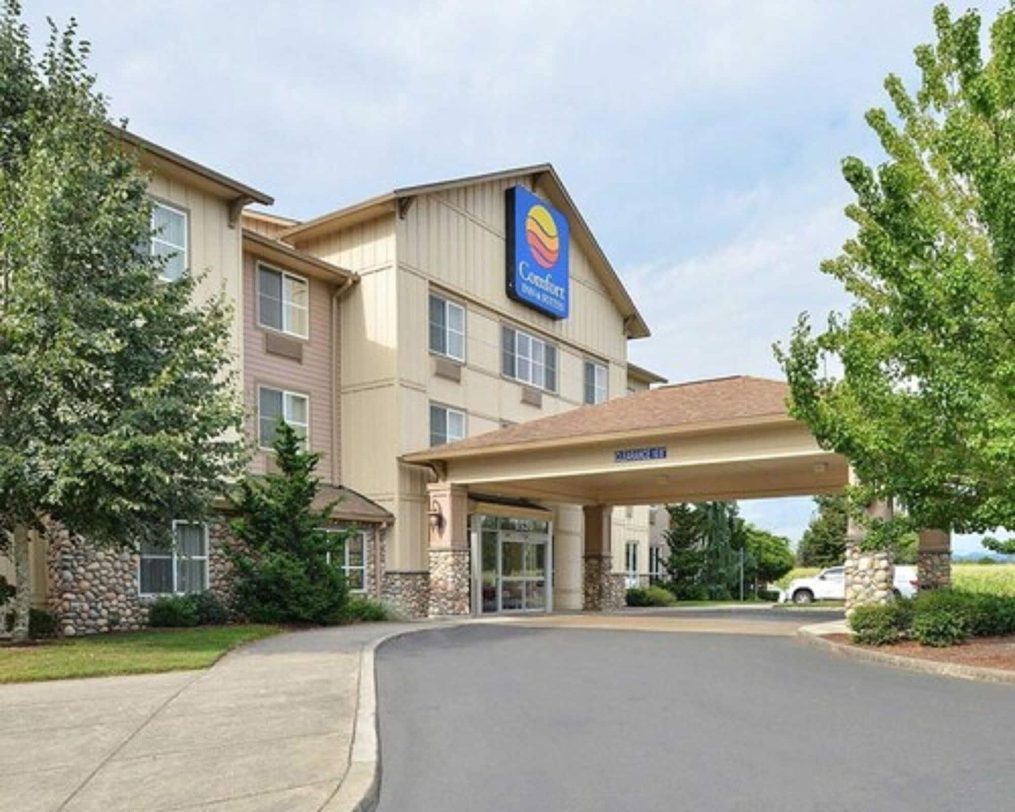 Vista Exterior Comfort Inn & Suites McMinnville Wine Country