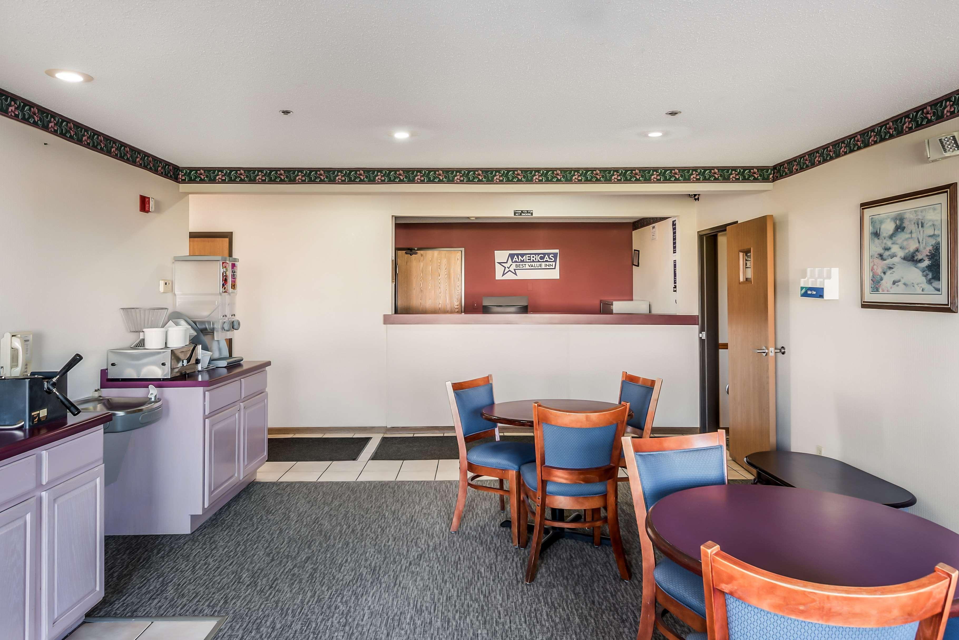Vista Lobby Americas Best Value Inn Wenona