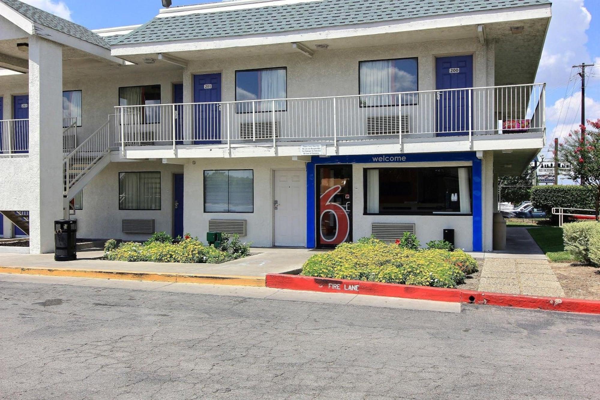 Vista Exterior Motel 6 Austin, TX - North Central